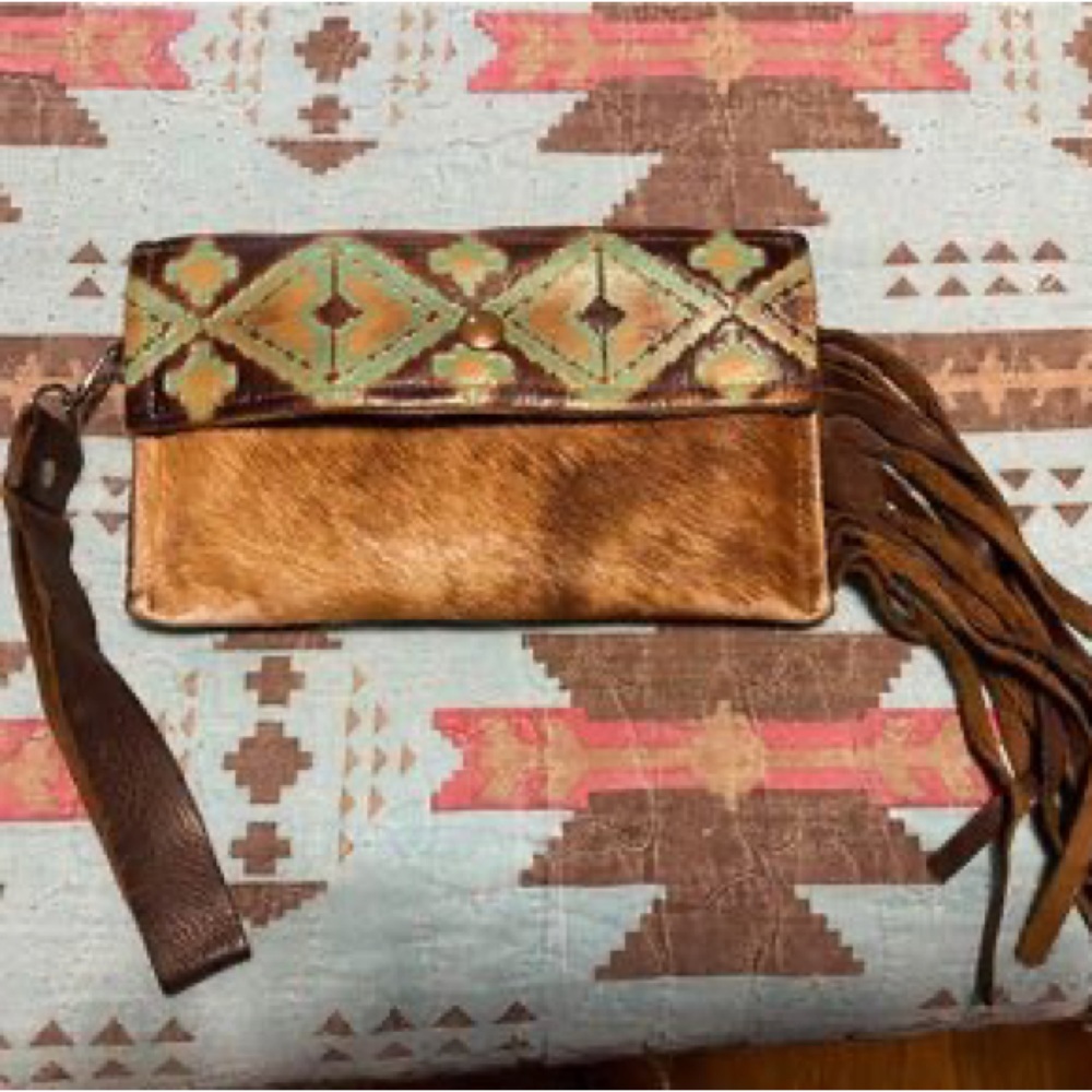 Real cowhide leather wallet. It is worn on the back.